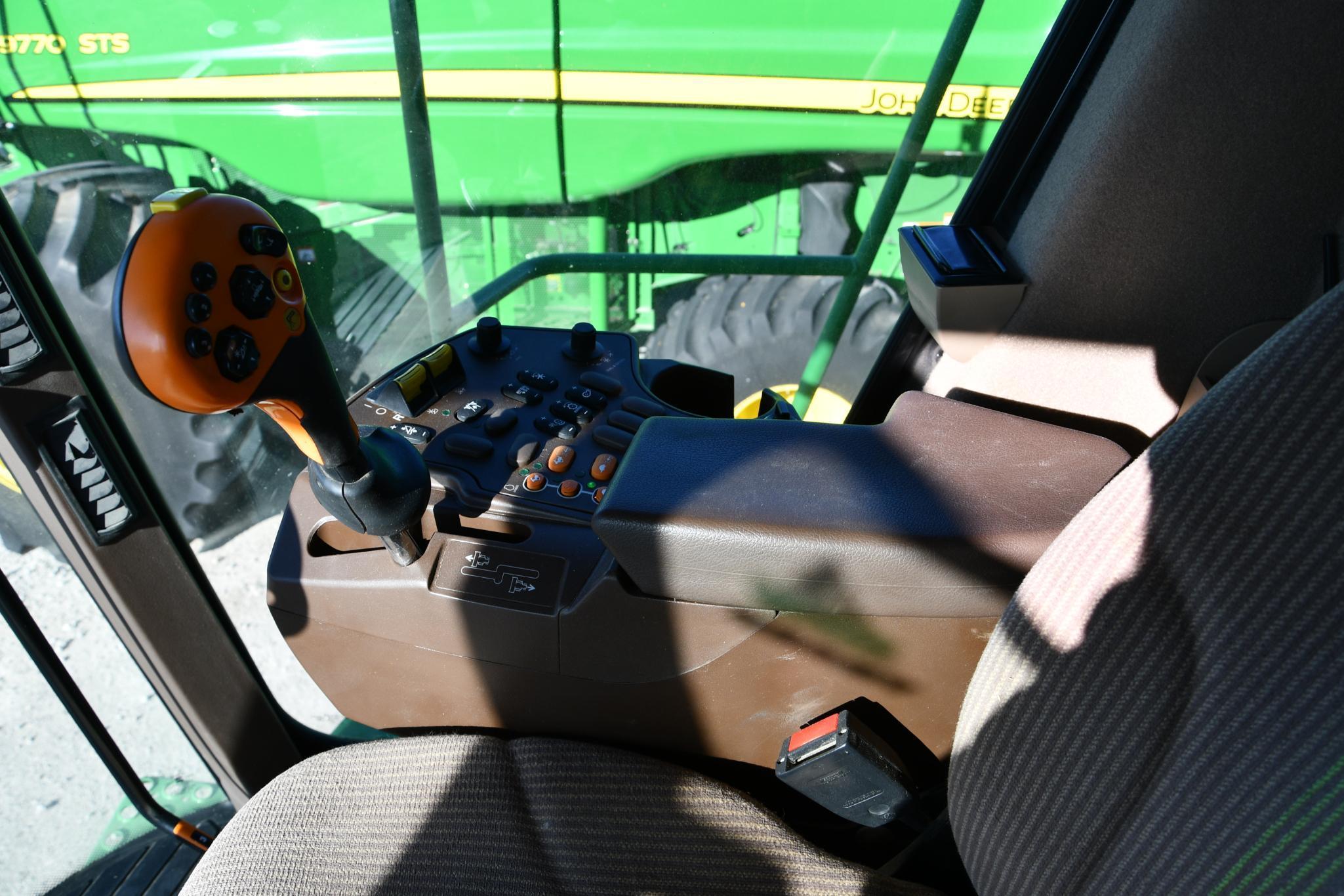 2006 John Deere 9560 STS 4wd combine