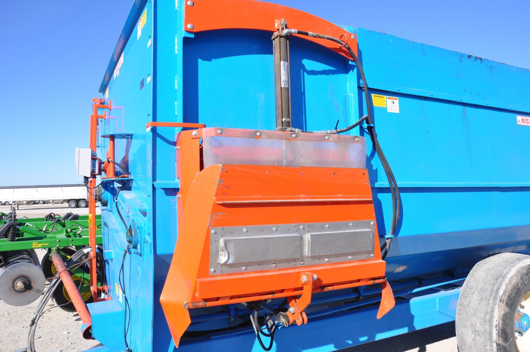 Rissler TR488 feed wagon