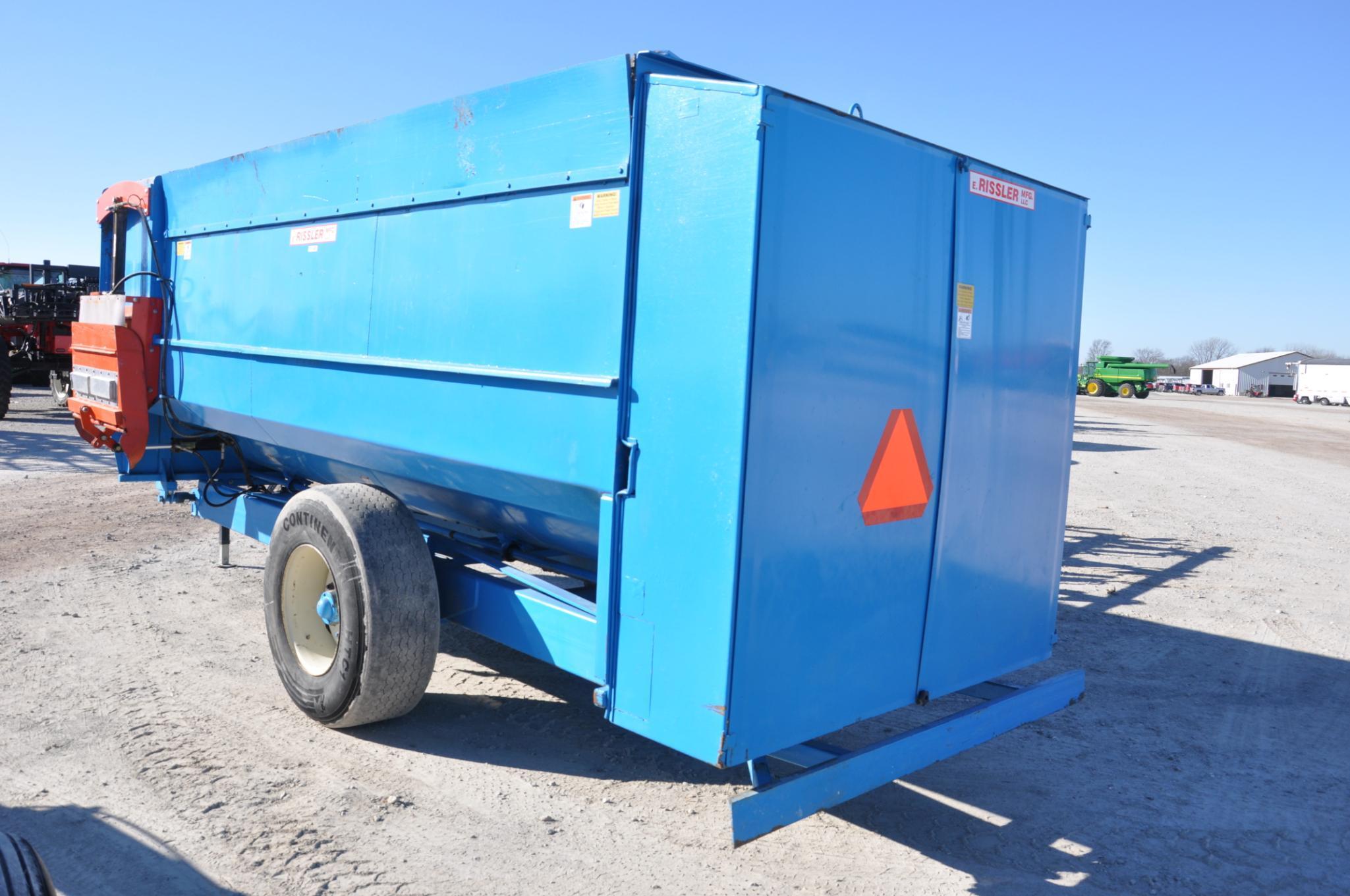 Rissler TR488 feed wagon