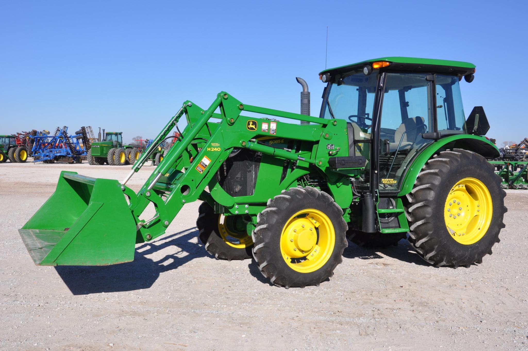 2014 John Deere 5085E MFWD tractor w/loader