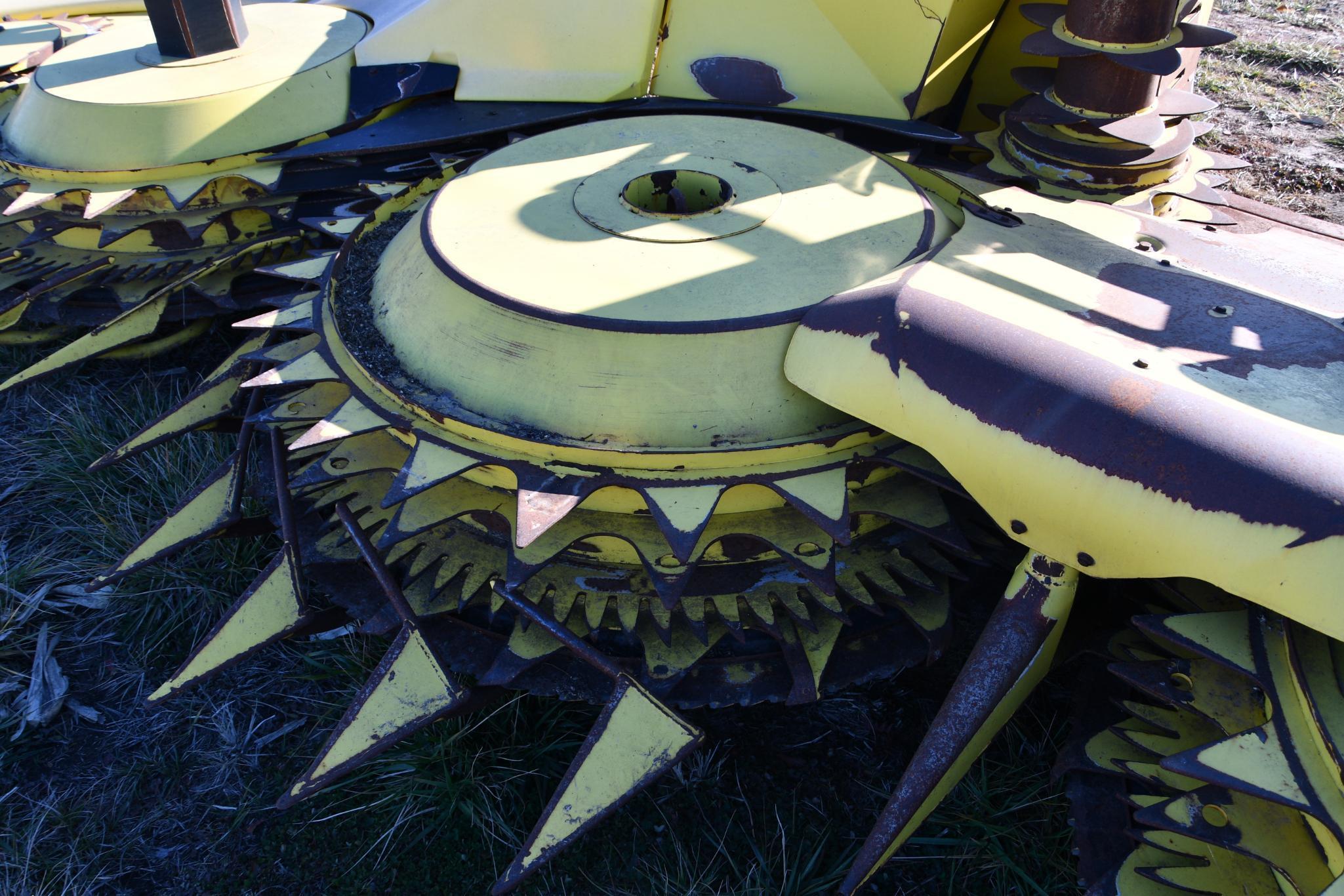 2011 John Deere 770 SPFH 10 row rotary silage head