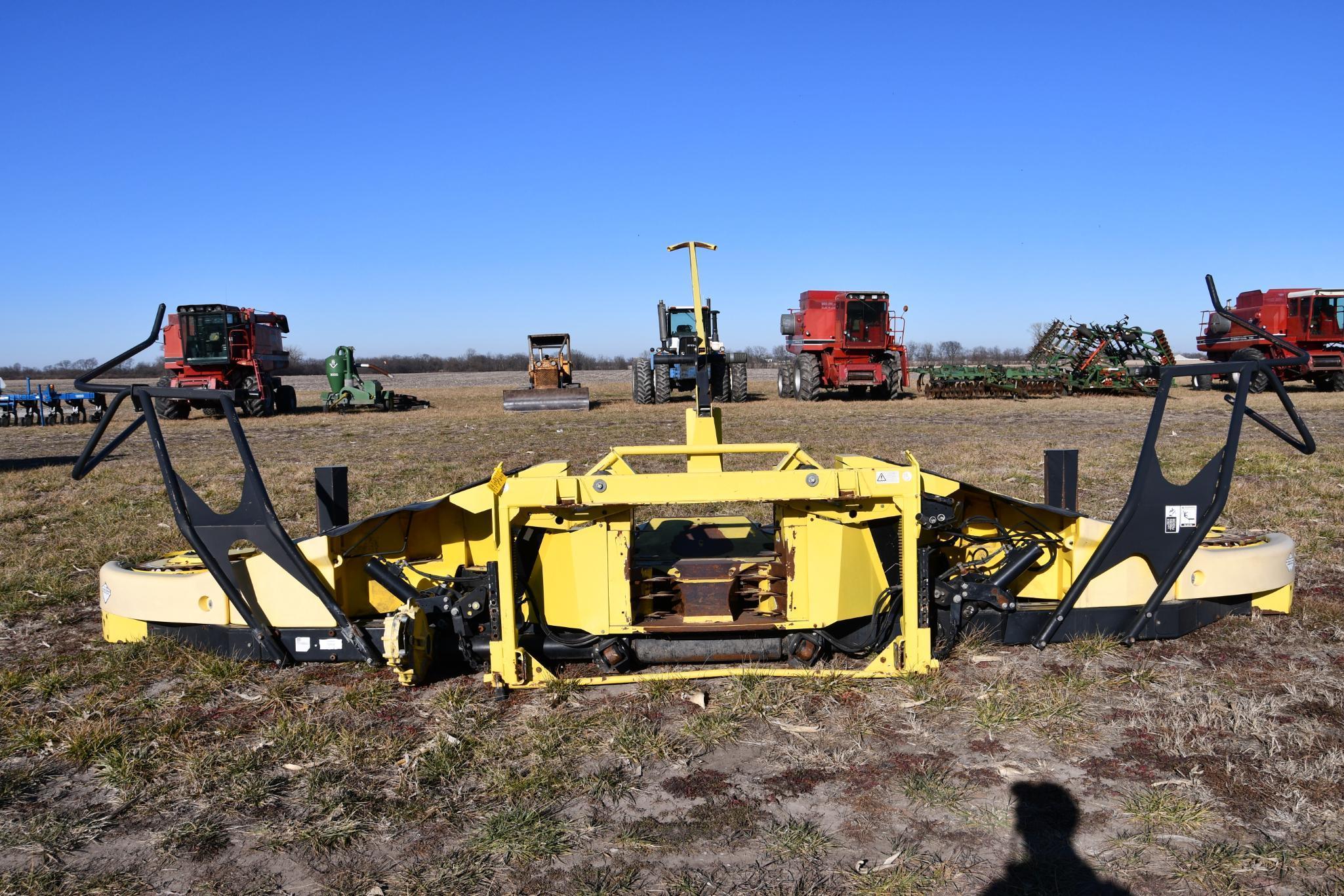 2011 John Deere 770 SPFH 10 row rotary silage head