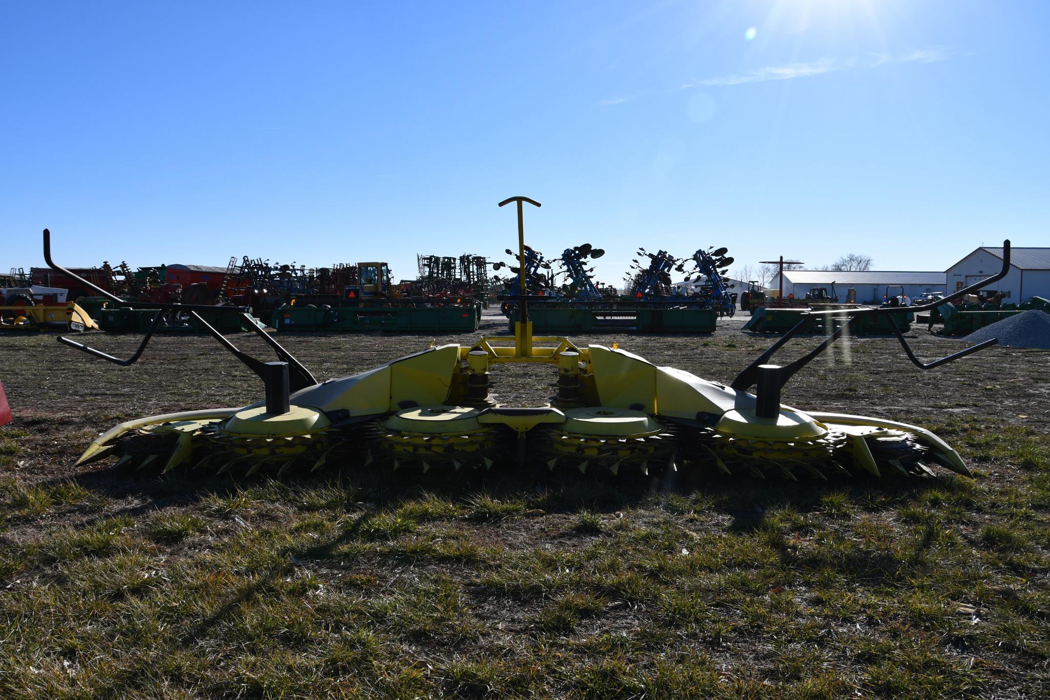 2011 John Deere 770 SPFH 10 row rotary silage head