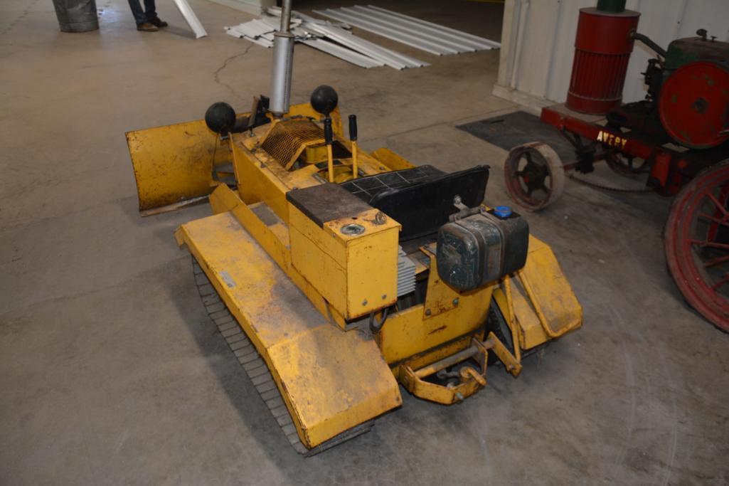 Struck miniature ride on youth dozer