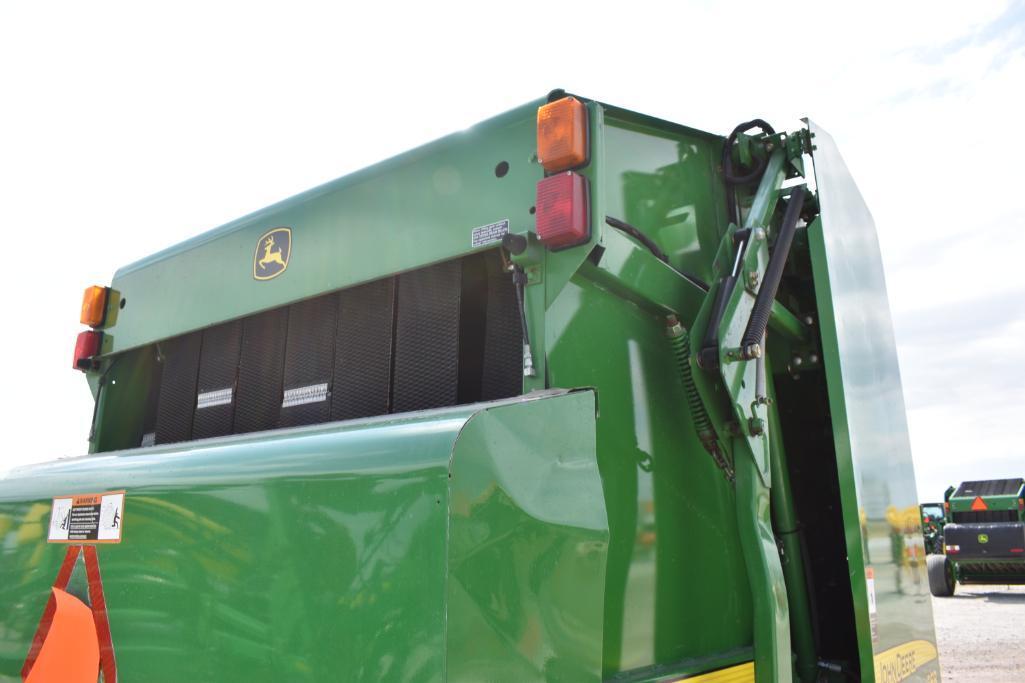 John Deere 568 round baler