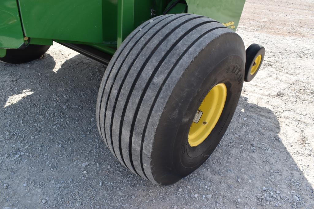 John Deere 568 round baler