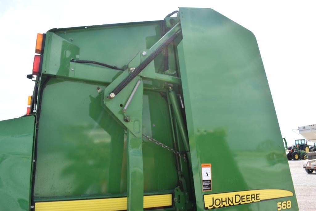 John Deere 568 round baler