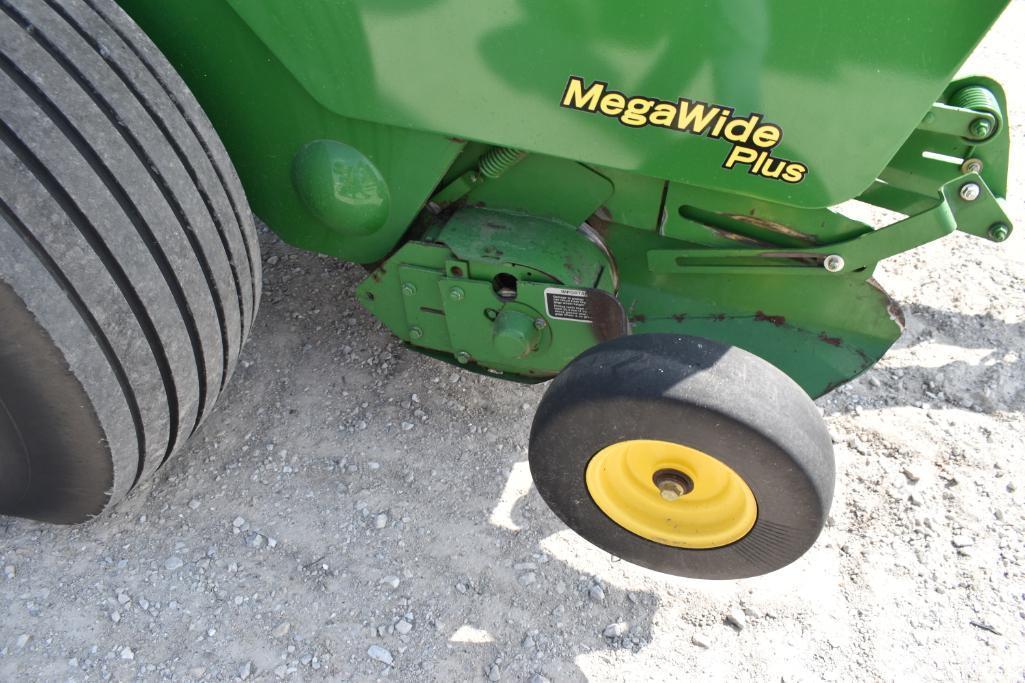 John Deere 568 round baler