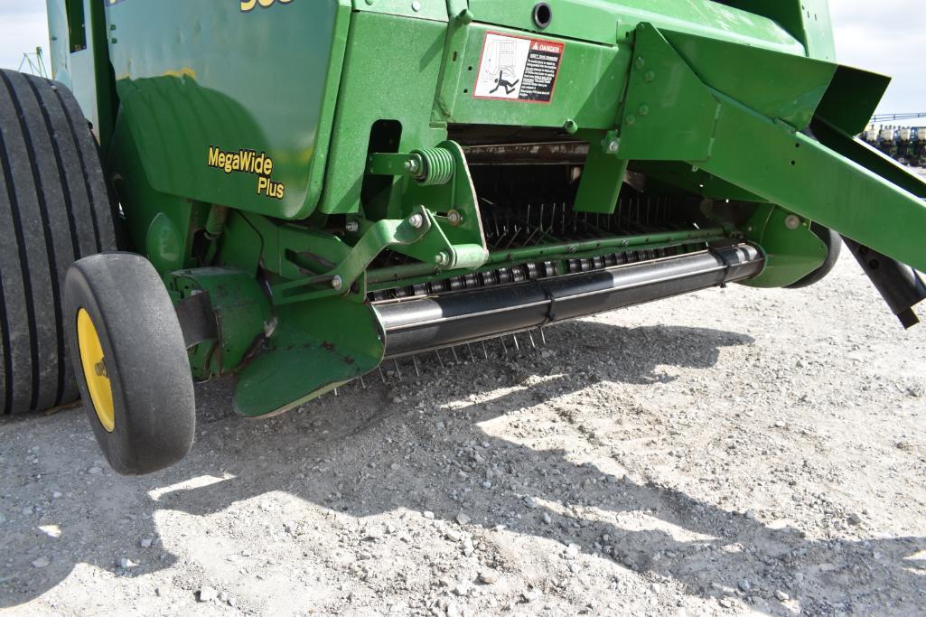 John Deere 568 round baler