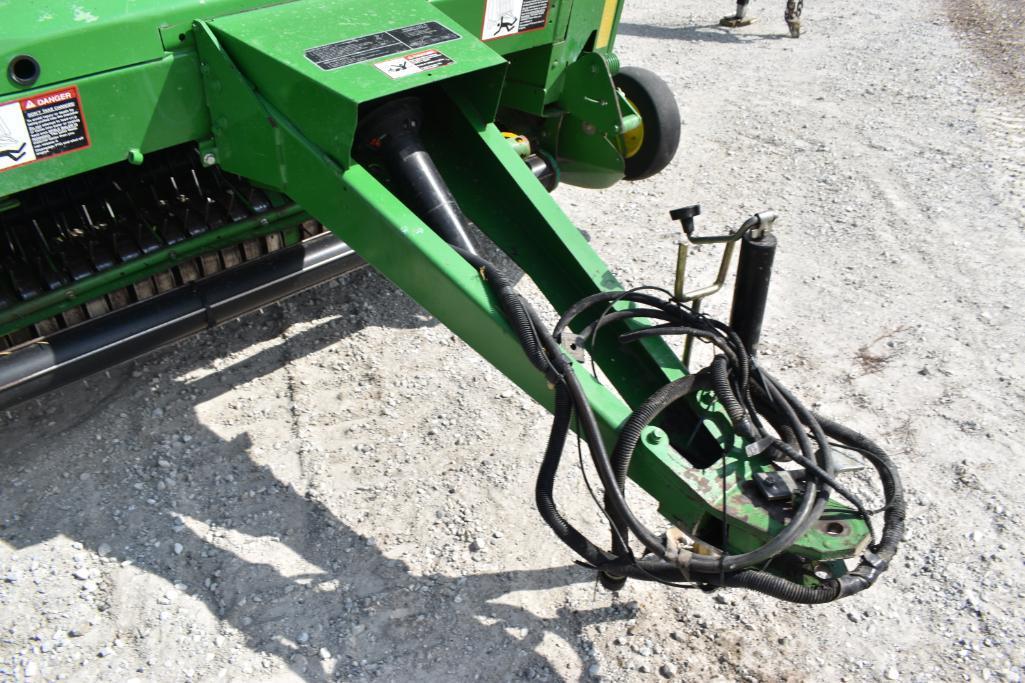 John Deere 568 round baler