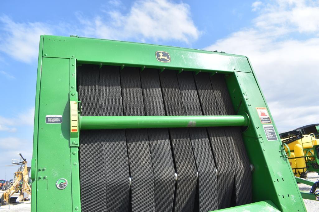 John Deere 568 round baler