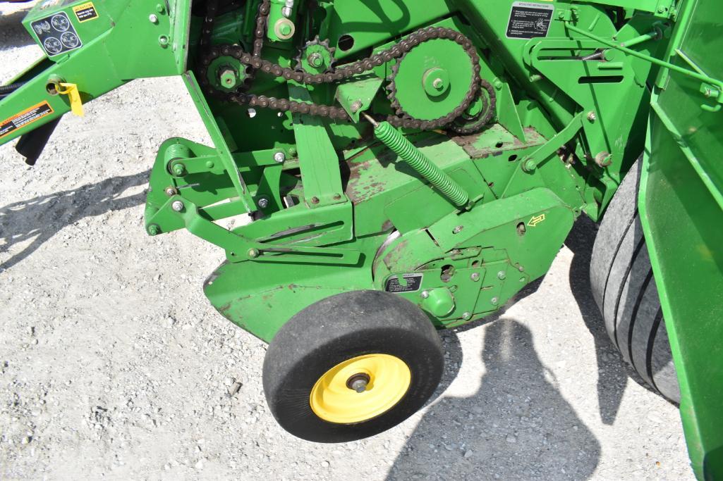 John Deere 568 round baler