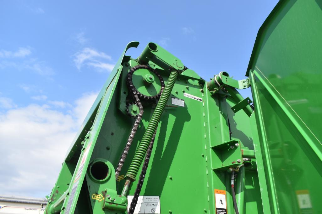John Deere 568 round baler