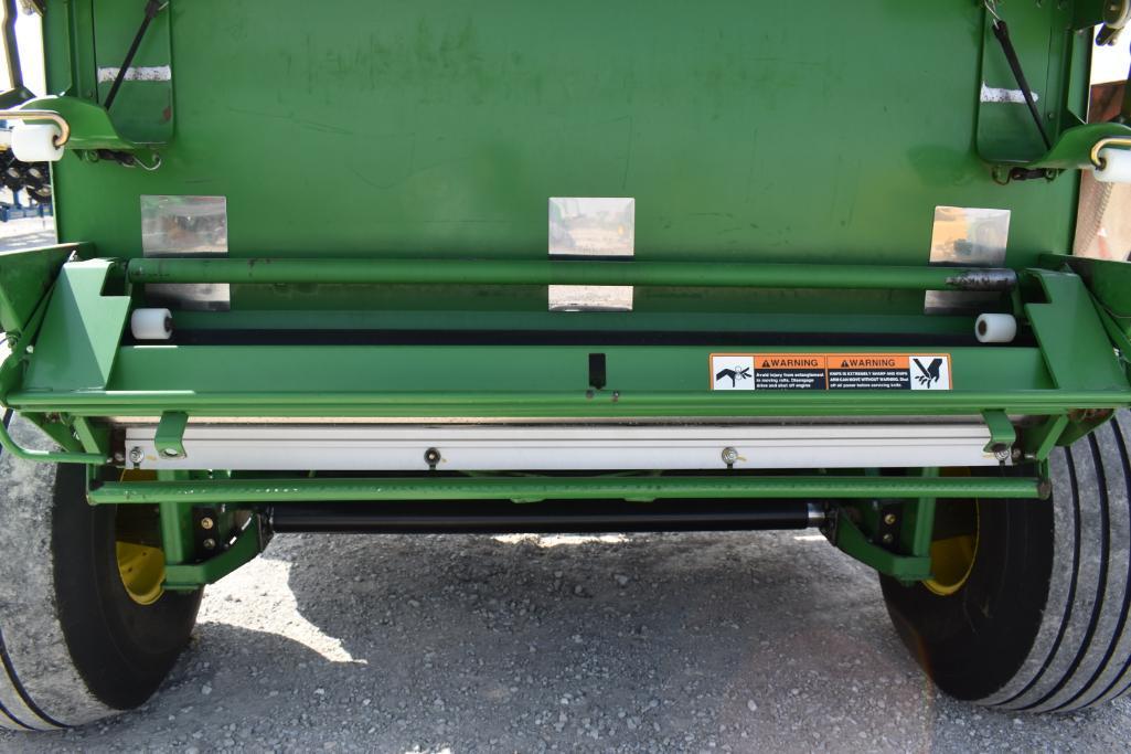 John Deere 568 round baler