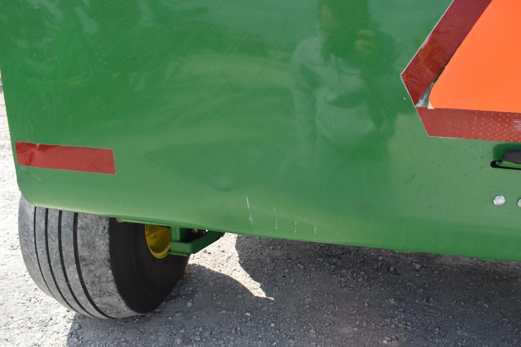 John Deere 568 round baler