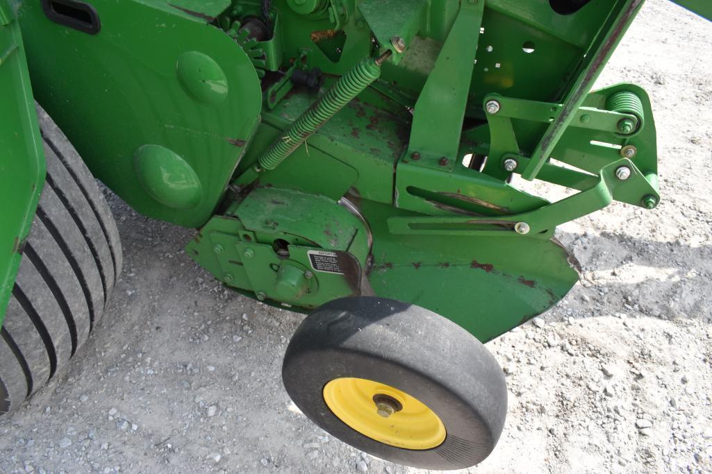 John Deere 568 round baler