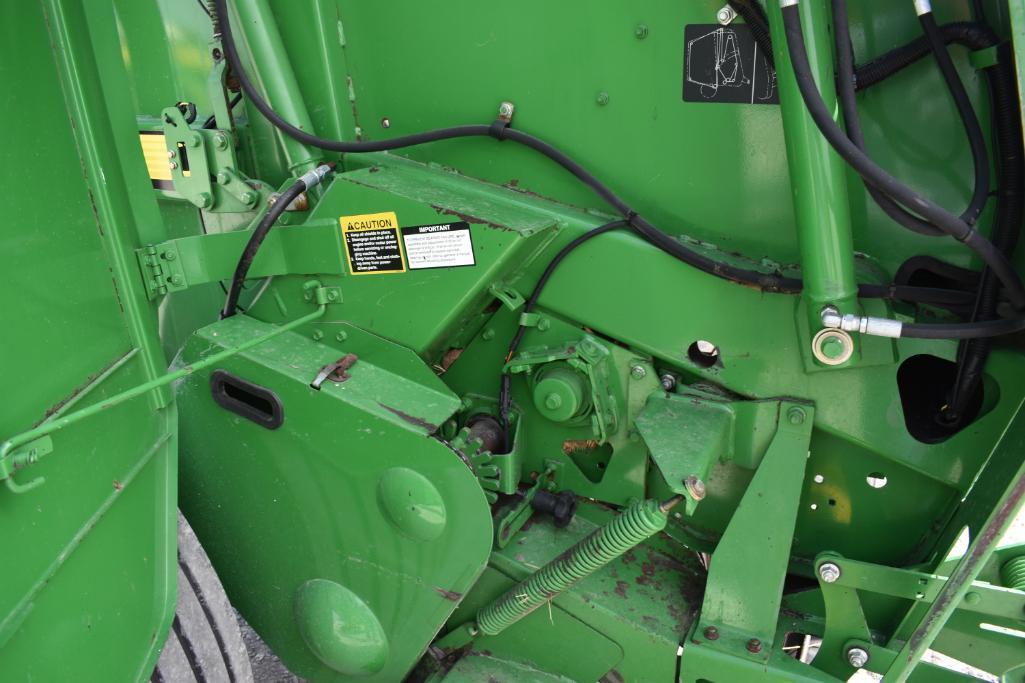 John Deere 568 round baler