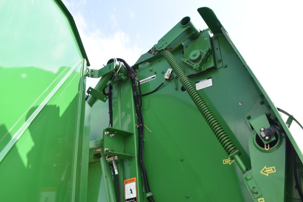 John Deere 568 round baler