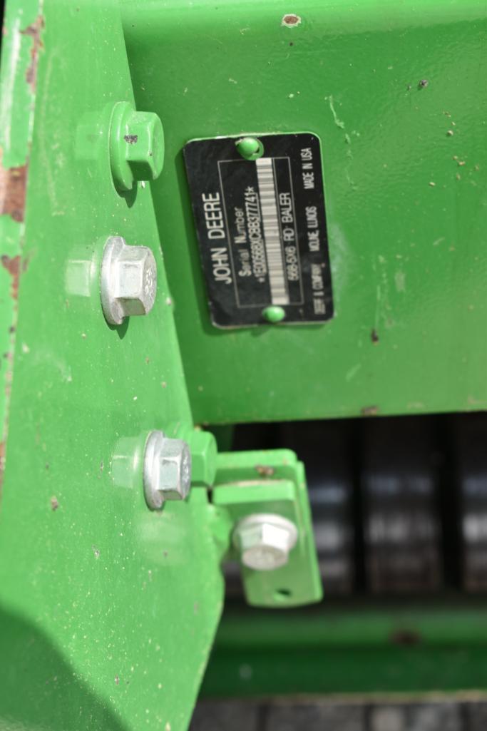John Deere 568 round baler