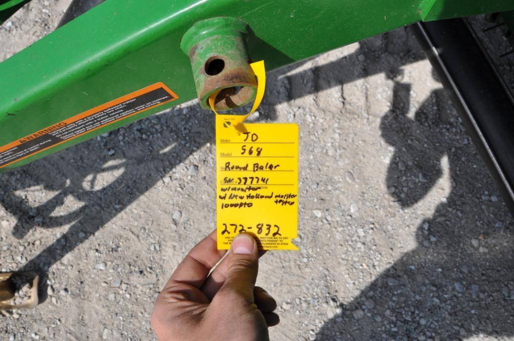 John Deere 568 round baler