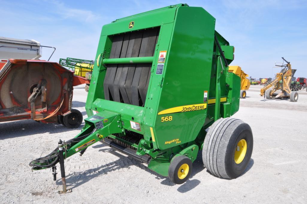John Deere 568 round baler
