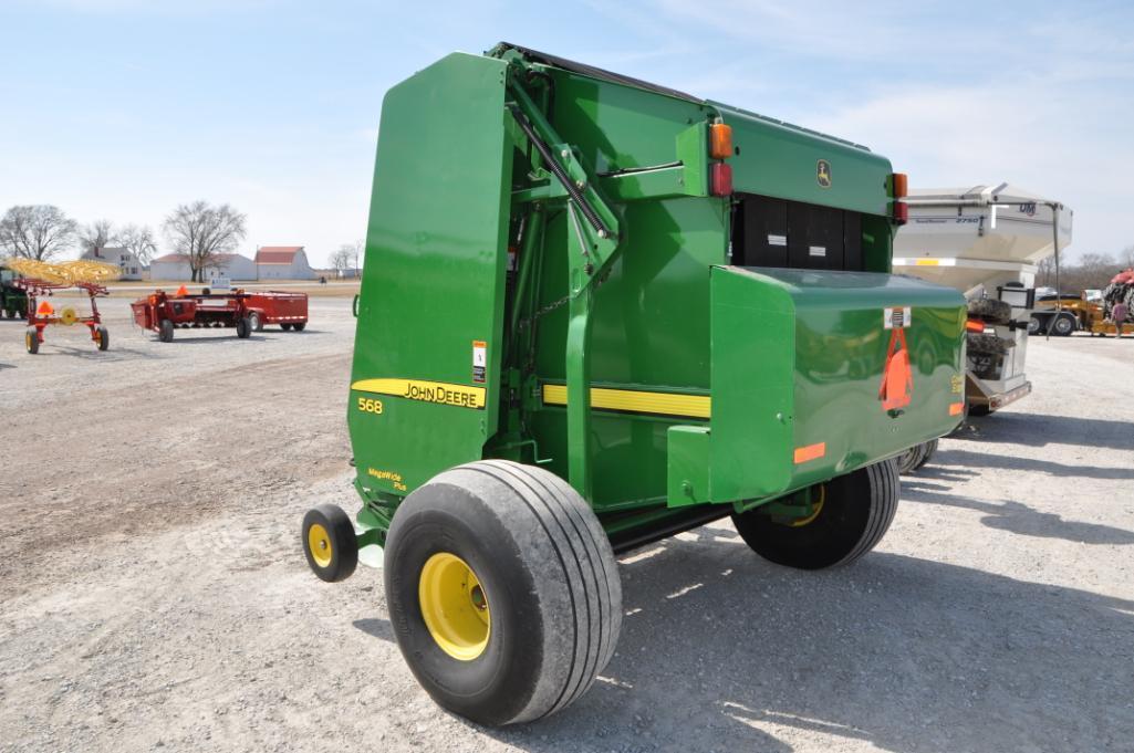 John Deere 568 round baler