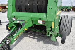 John Deere 568 round baler