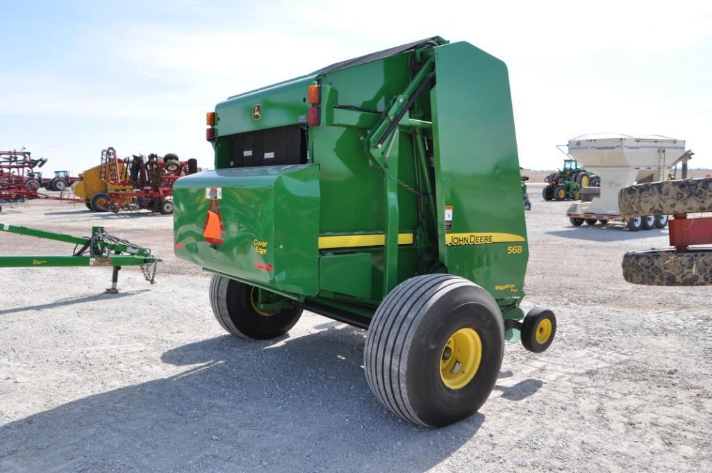 John Deere 568 round baler