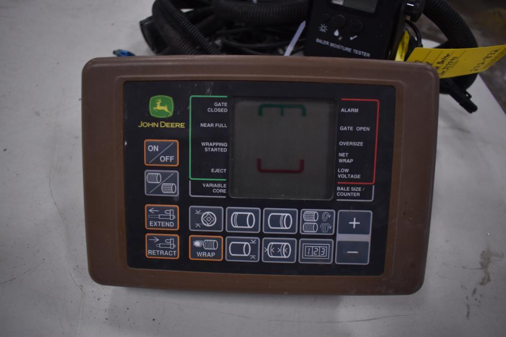 John Deere 568 round baler