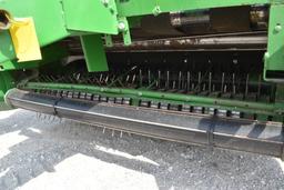 John Deere 568 round baler