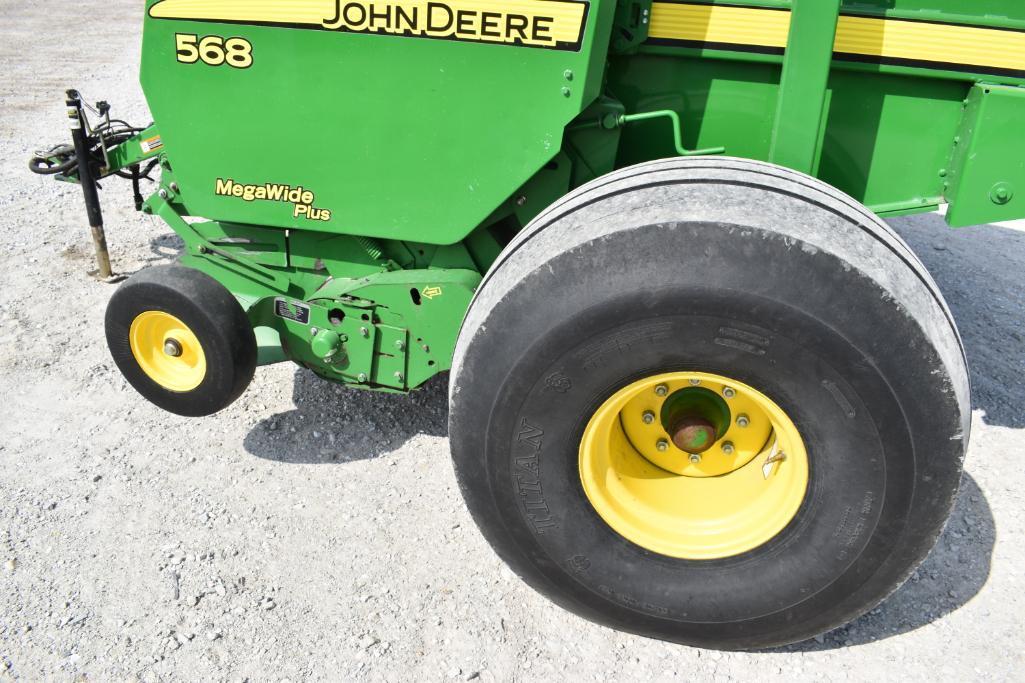 John Deere 568 round baler