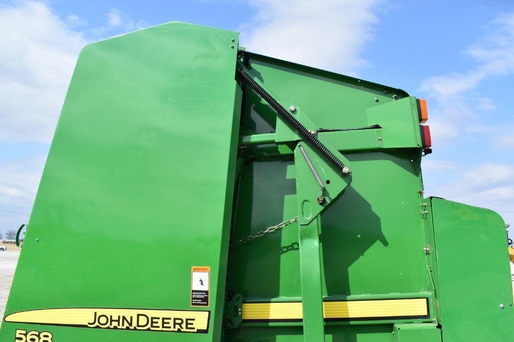 John Deere 568 round baler