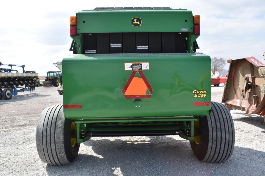 John Deere 568 round baler
