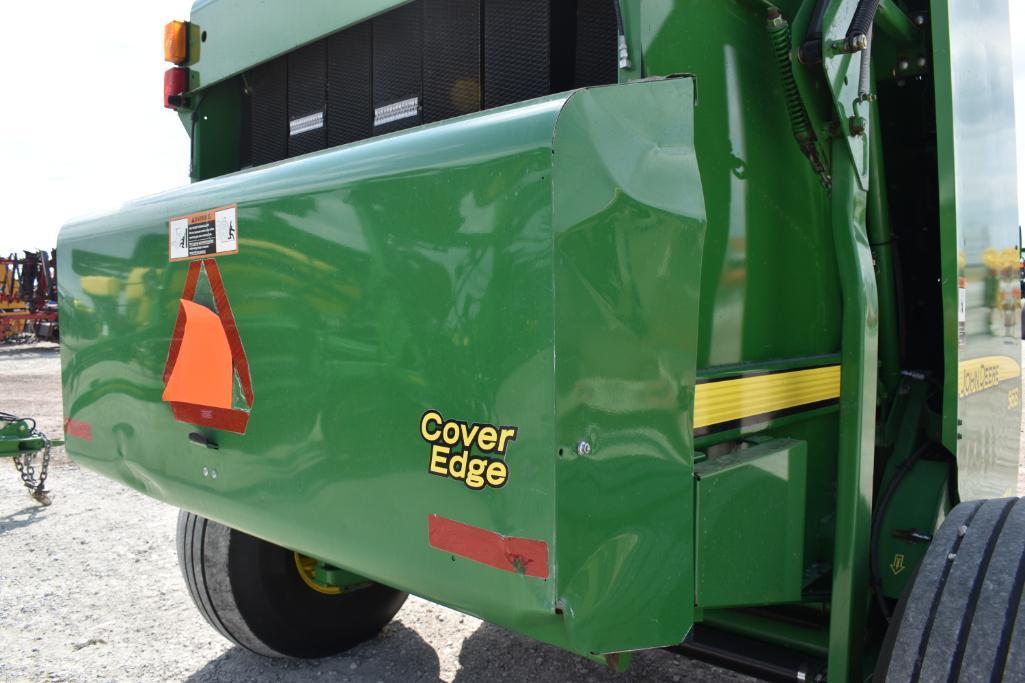 John Deere 568 round baler