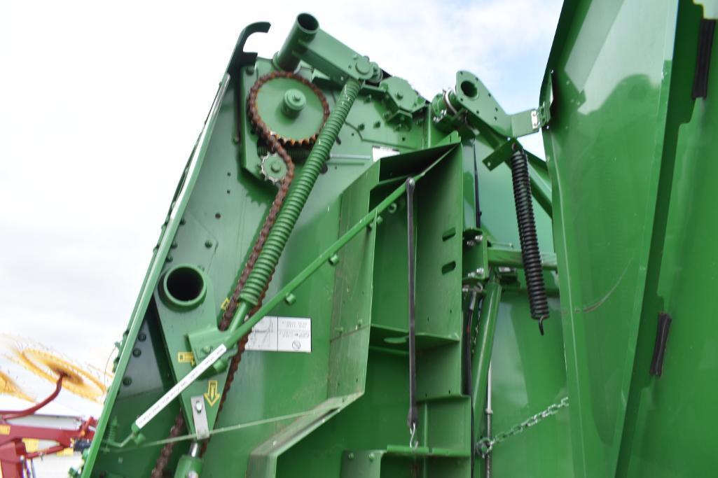 2018 John Deere 560M round baler