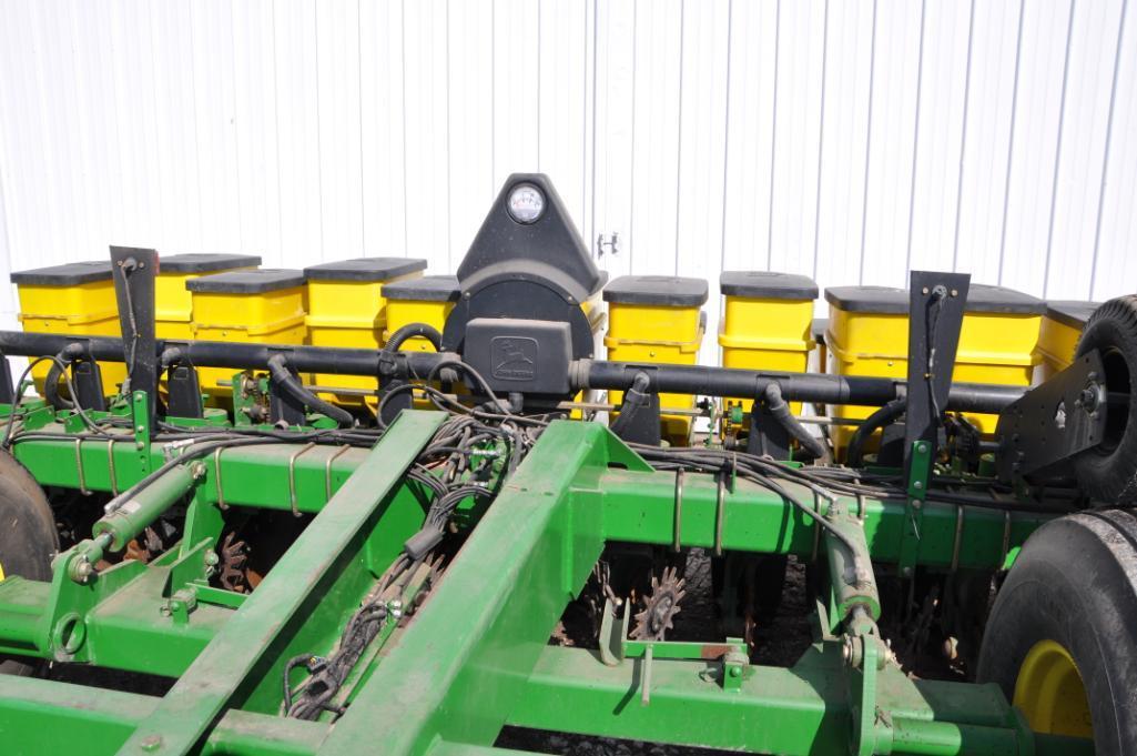 2000 John Deere 1780 6/11 planter