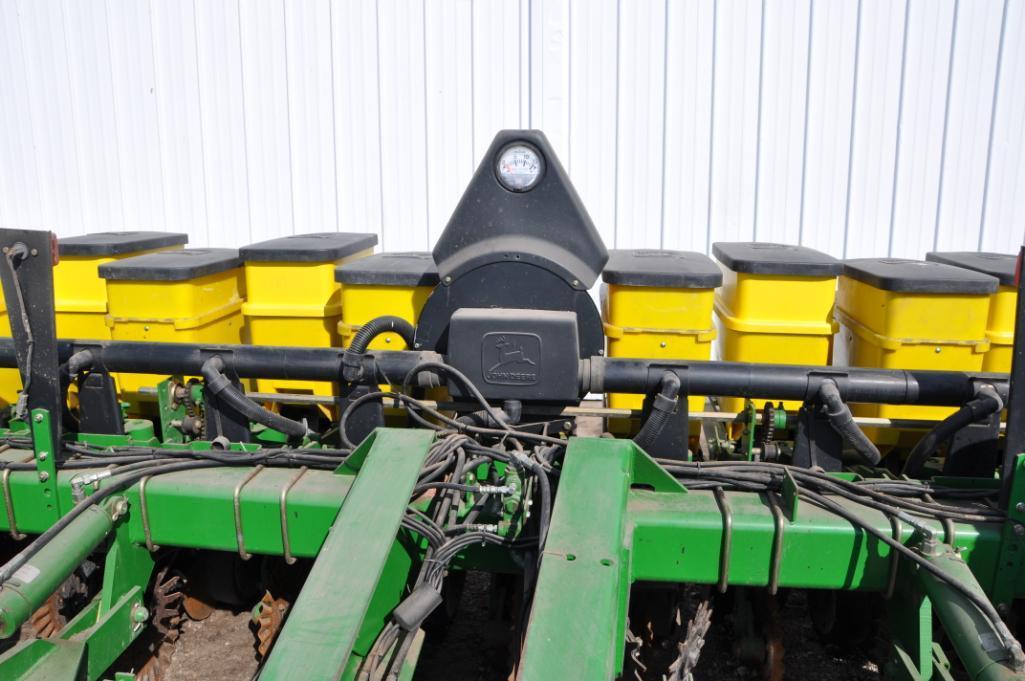 2000 John Deere 1780 6/11 planter