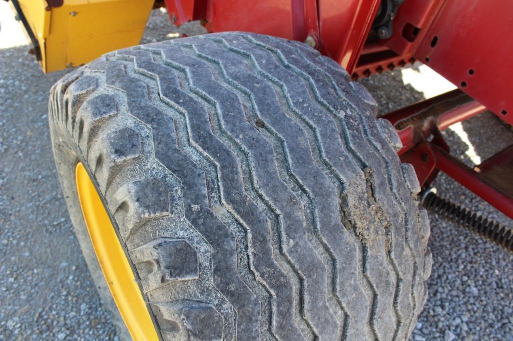 2011 New Holland BR7070 round baler