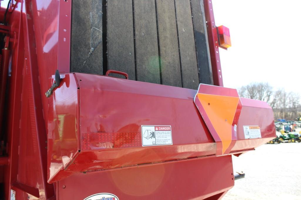 2011 New Holland BR7070 round baler