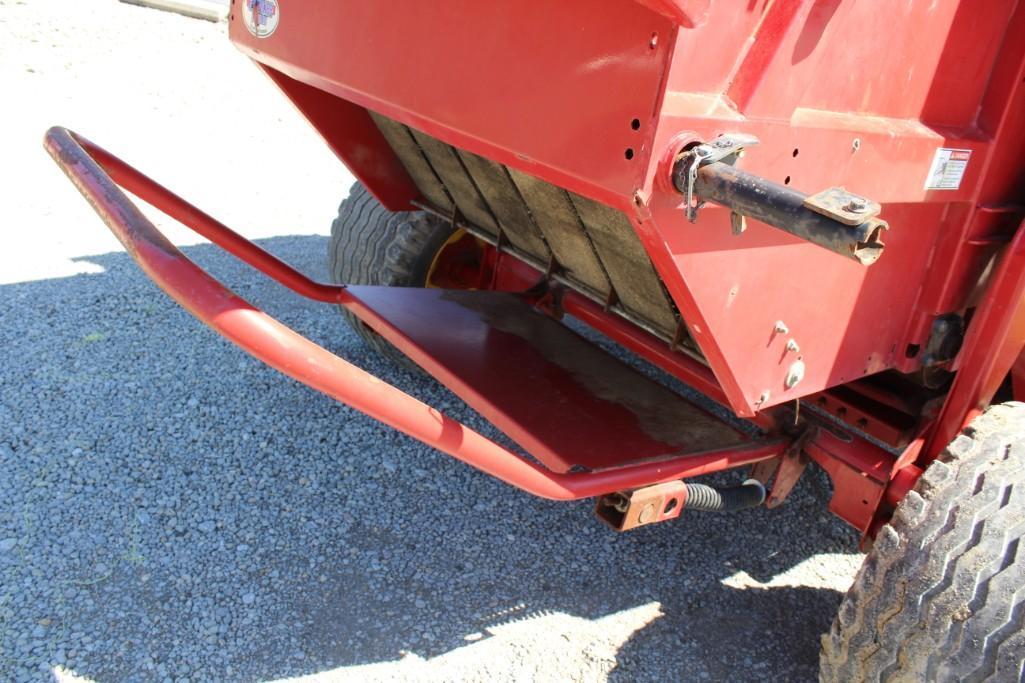2011 New Holland BR7070 round baler