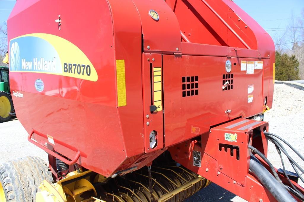 2011 New Holland BR7070 round baler