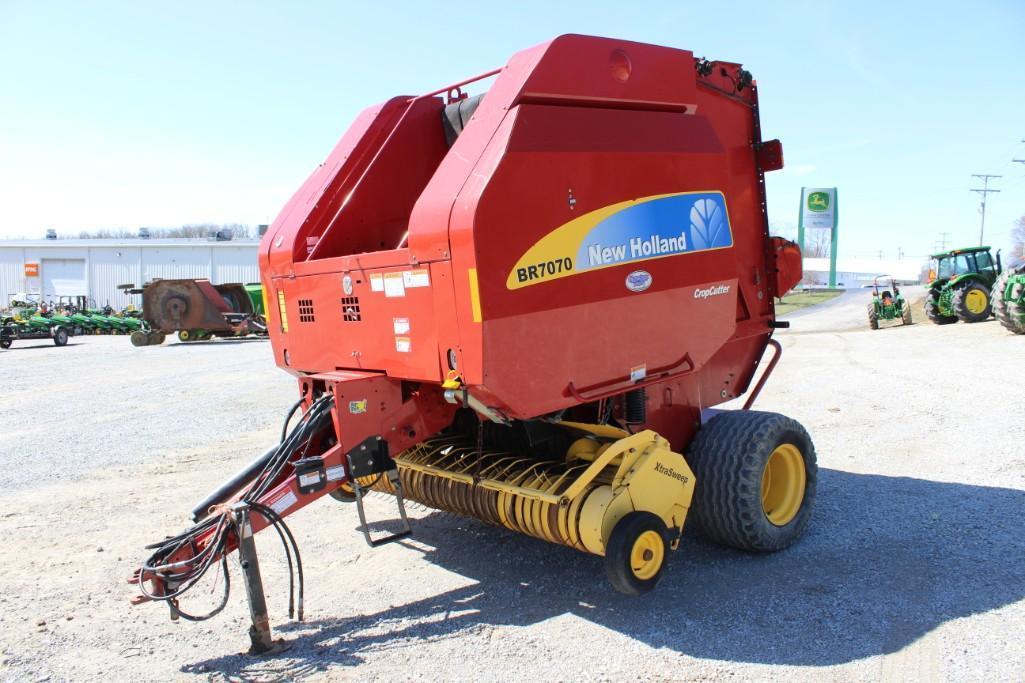 2011 New Holland BR7070 round baler