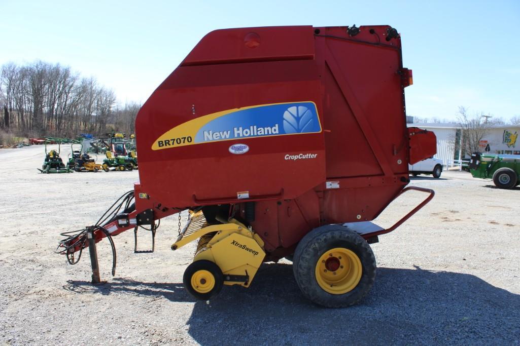 2011 New Holland BR7070 round baler