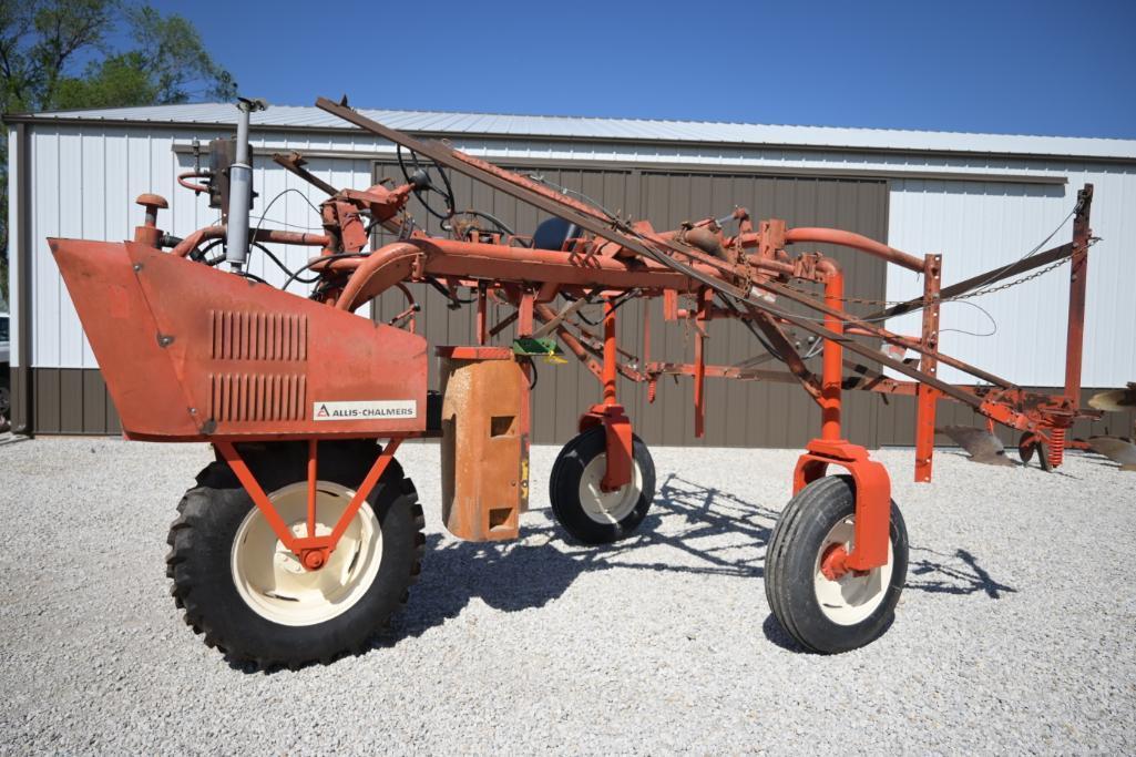 Allis-Chalmers 2300 self-propelled sprayer