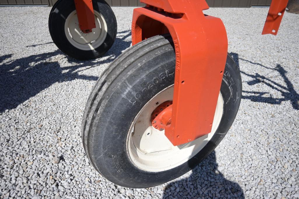 Allis-Chalmers 2300 self-propelled sprayer