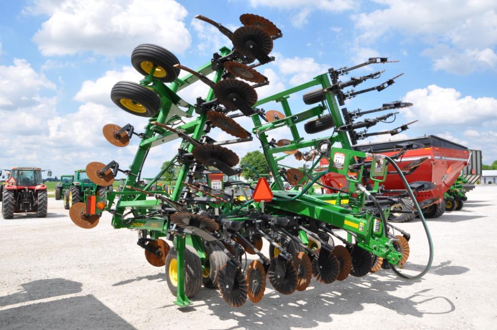2013 John Deere 2510C 13-knife NH3 applicator applicator