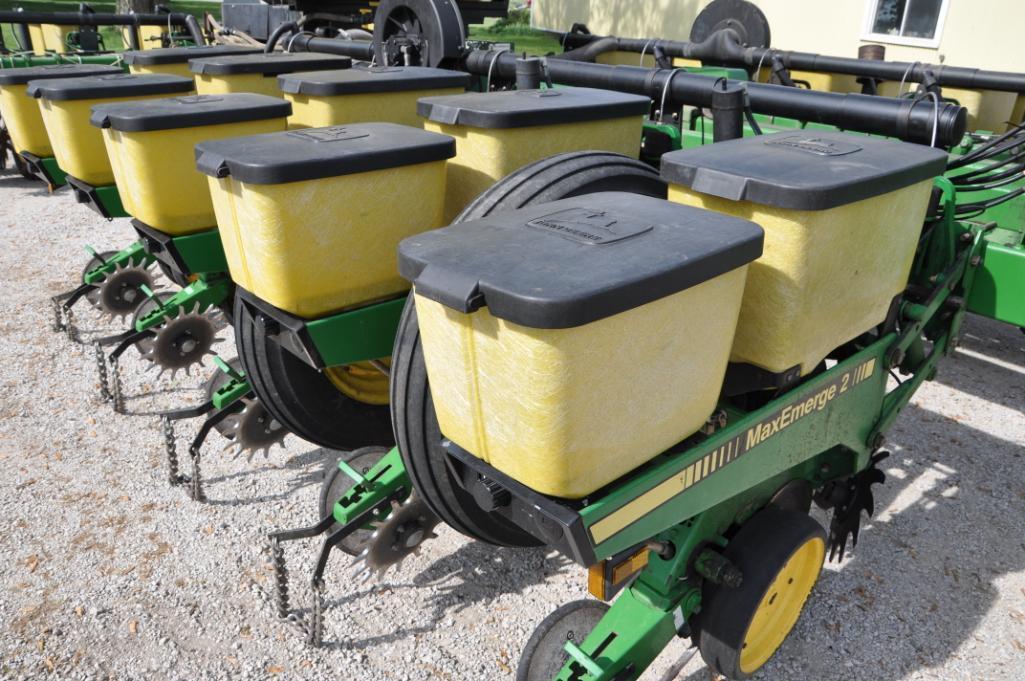 John Deere 7200 16 row 30" planter