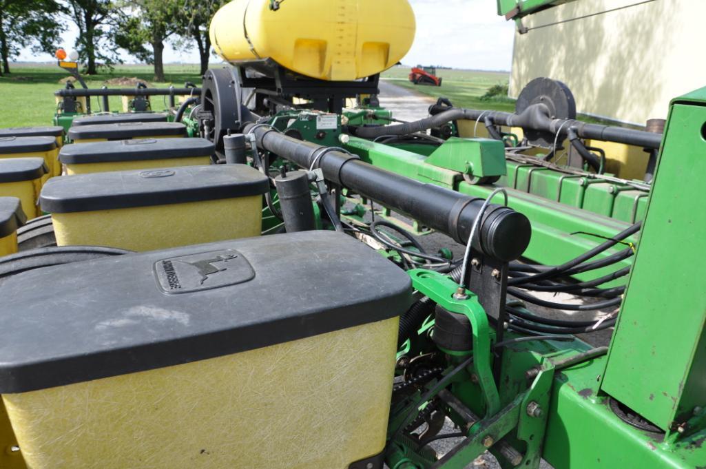 John Deere 7200 16 row 30" planter