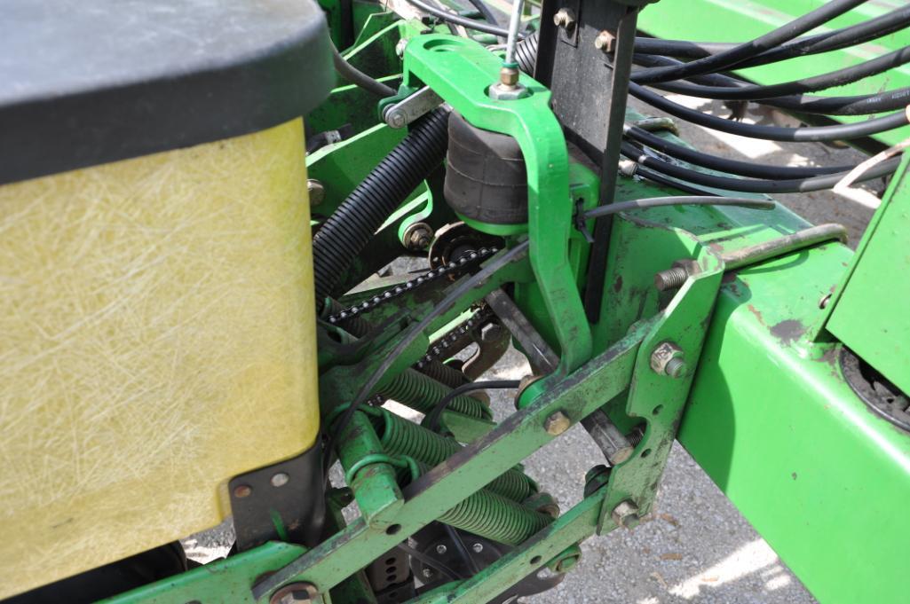 John Deere 7200 16 row 30" planter