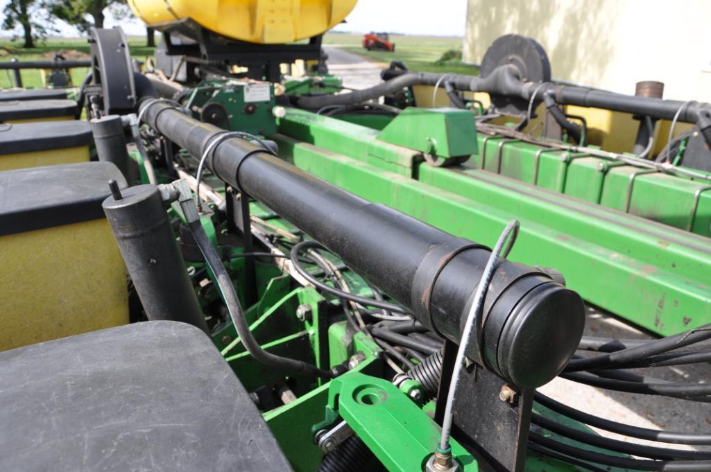 John Deere 7200 16 row 30" planter